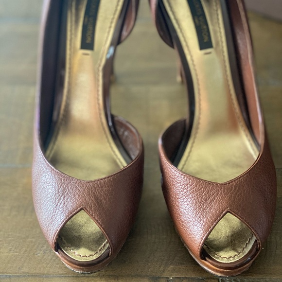 LOUIS VUTTION BROWN LEATHER HEELS - Picture 2 of 16